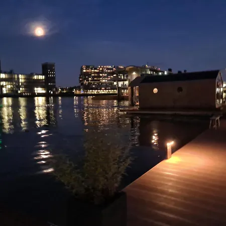 Wikkelboat Nr2 At Floating Rijnhaven Hotel na wodzie *